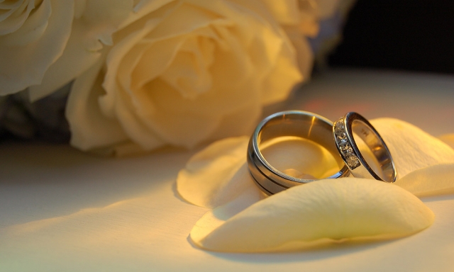 A Simple Wedding Ring Arrangement